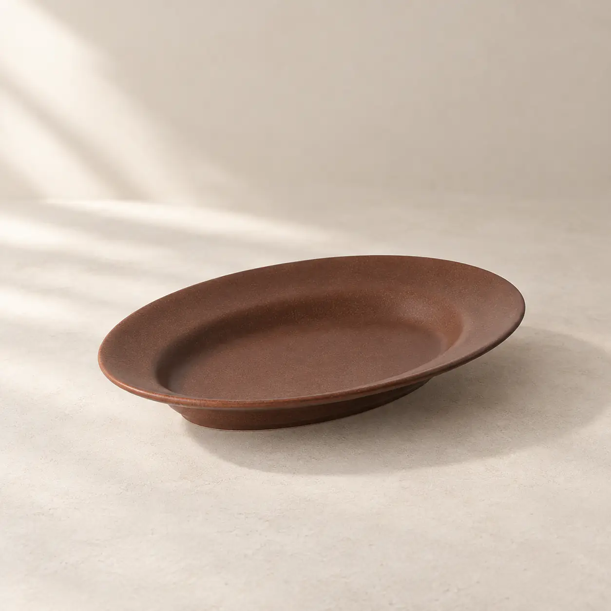 밝은 바탕에 놓인 빈 오벌 볼의 사선 모습